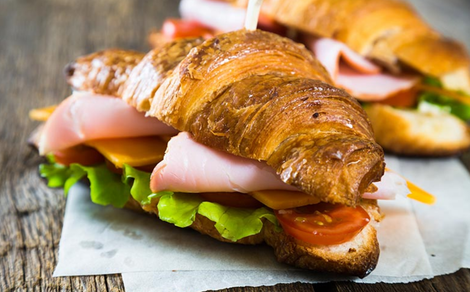 Bánh Croissant Phô mai Thịt nguội - Ảnh 3