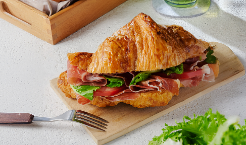 Bánh Croissant Phô mai Thịt nguội - Ảnh 2