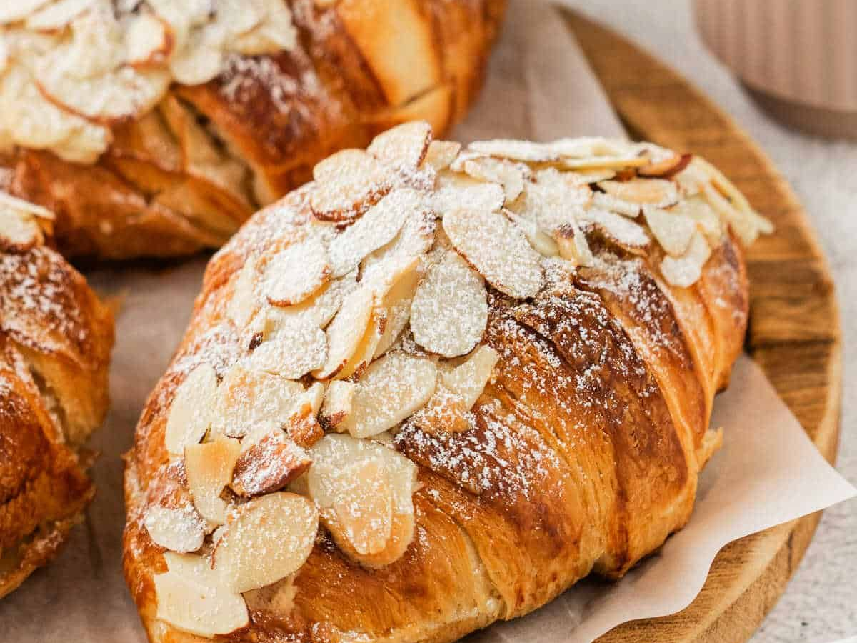 Bánh Croissant hạnh nhân